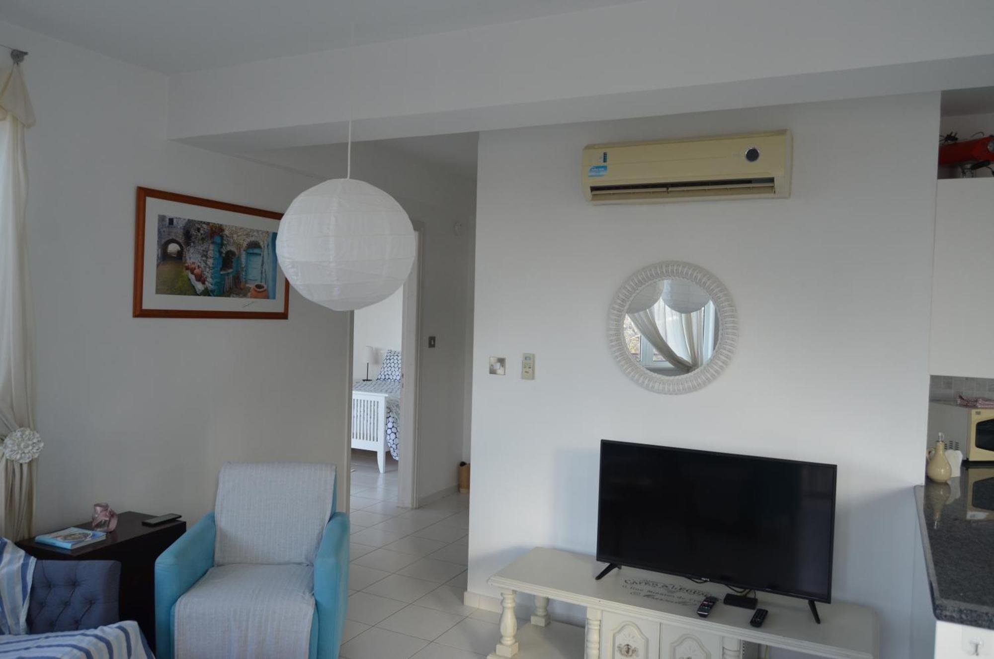 Mia'S Cove Apartment Пафос Екстериор снимка