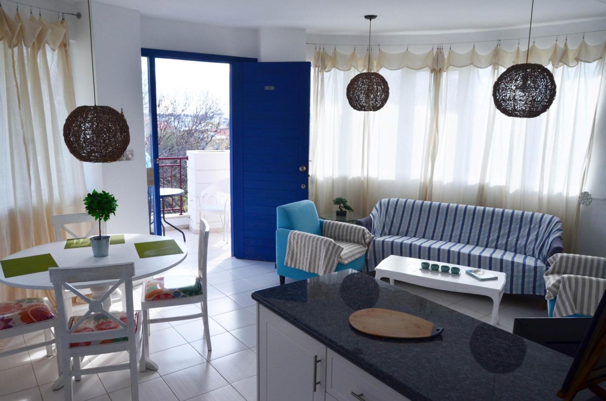 Mia'S Cove Apartment Пафос Екстериор снимка